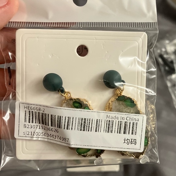 NWT green & clear resin drop earrings - Picture 4 of 4
